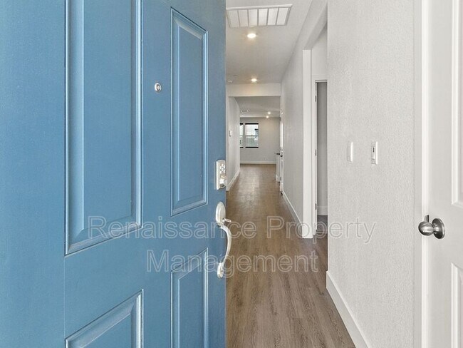 Building Photo - 857 Loon St