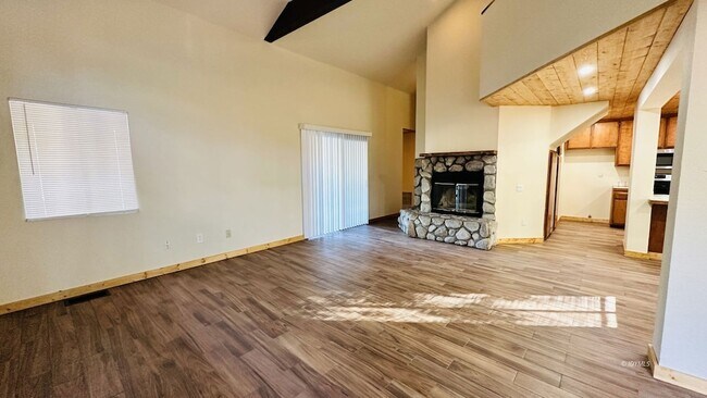 Foto del edificio - 54315 Pine Crest Ave