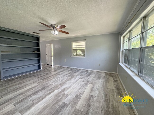 Building Photo - Cozy Fort Walton Beach home at the end of ...