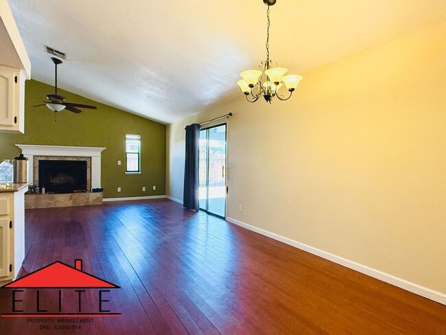 Foto del edificio - AVAILABLE NOW!!