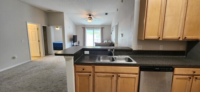 Foto del edificio - 7036 Deer Lodge Cir