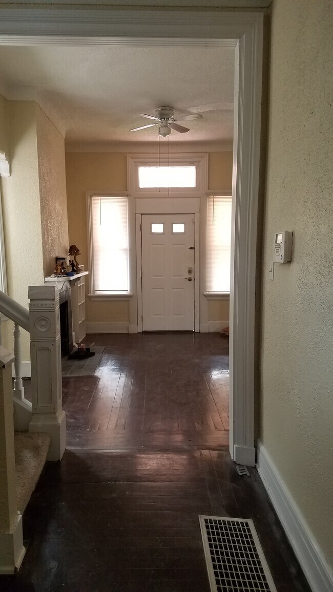 Foyer - 558 Hale Ave