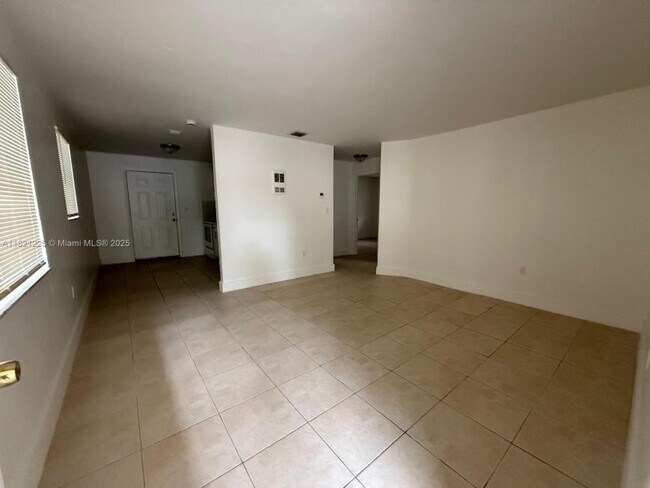 Building Photo - 2 bedroom in Miami FL 33142