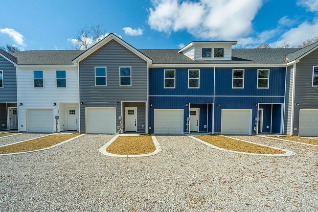 Building Photo - 3 Bedroom 2.5 Bath Townhouse in Barnwell Breeze - North Charleston