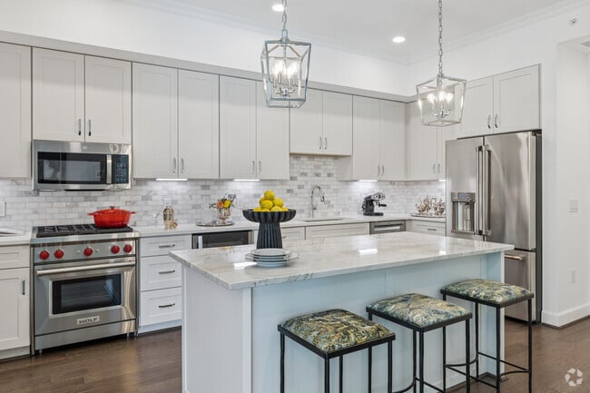 C2 2BR, 2BA - 1,275 - Kitchen - The Heron Museum District
