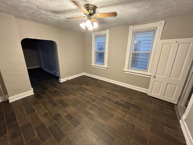 Building Photo - Gorgeous 2BED/1BATH Riverwest Lower