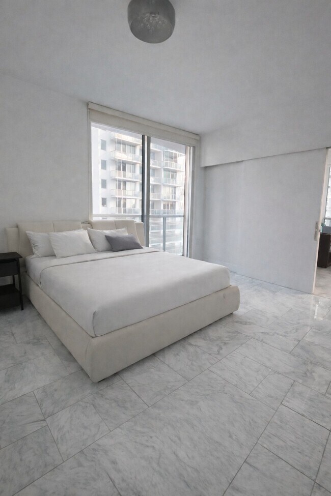 Building Photo - 1060 Brickell Ave