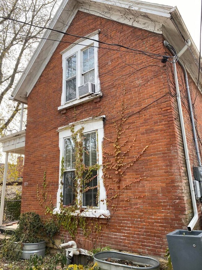 Building Photo - 1871 N Main St