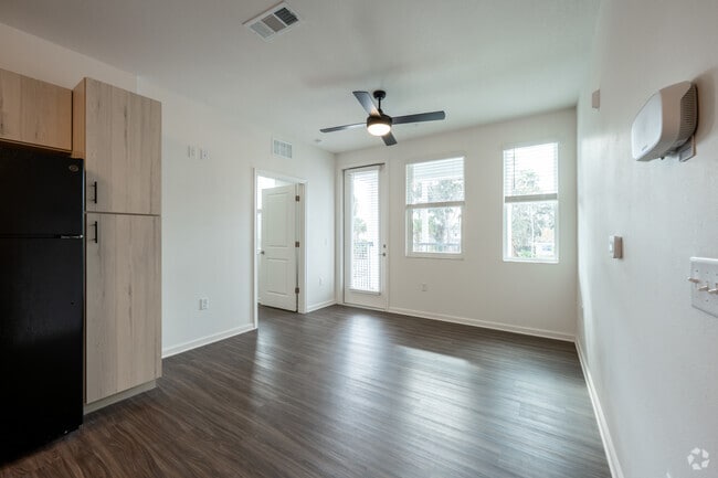 2 habitaciones, 2 baños - 877 pies cuadrados - Sala de estar - Fox Pointe