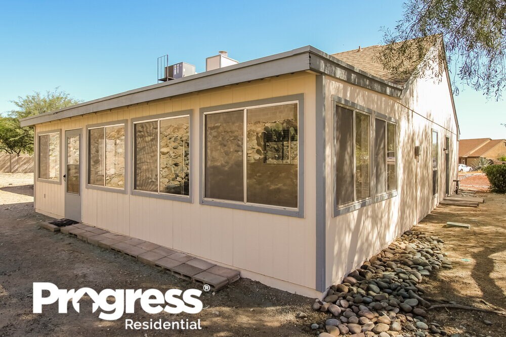 Building Photo - 2690 W Saddle Ranch Pl