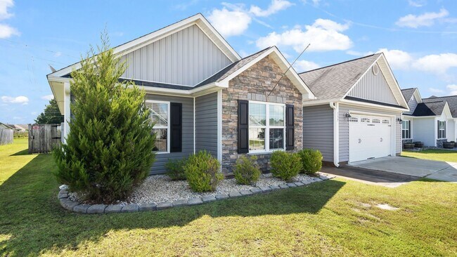 Foto del edificio - Charming 3BR Home in Carolina Plantation with Fenced Yard & 2-Car Garage