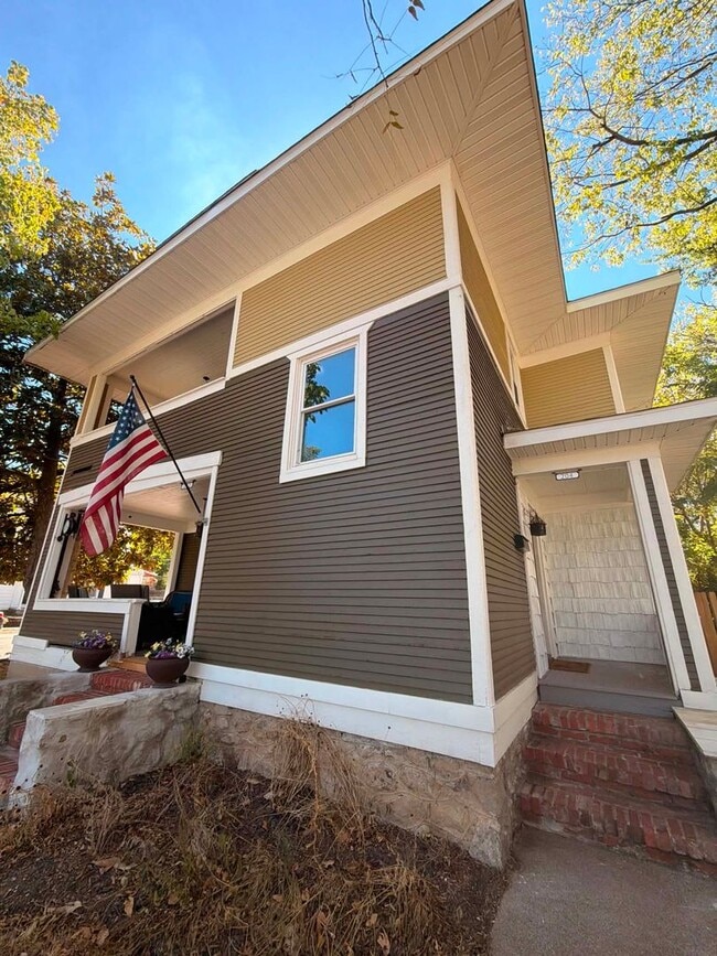 Building Photo - 204 N Sergeant Ave