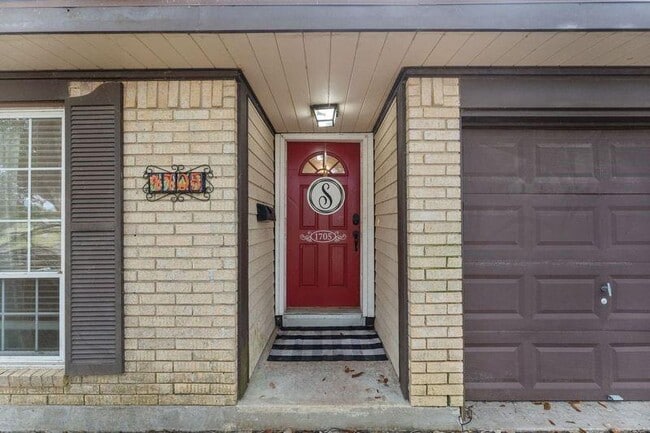 Building Photo - 1705 Capri Ln