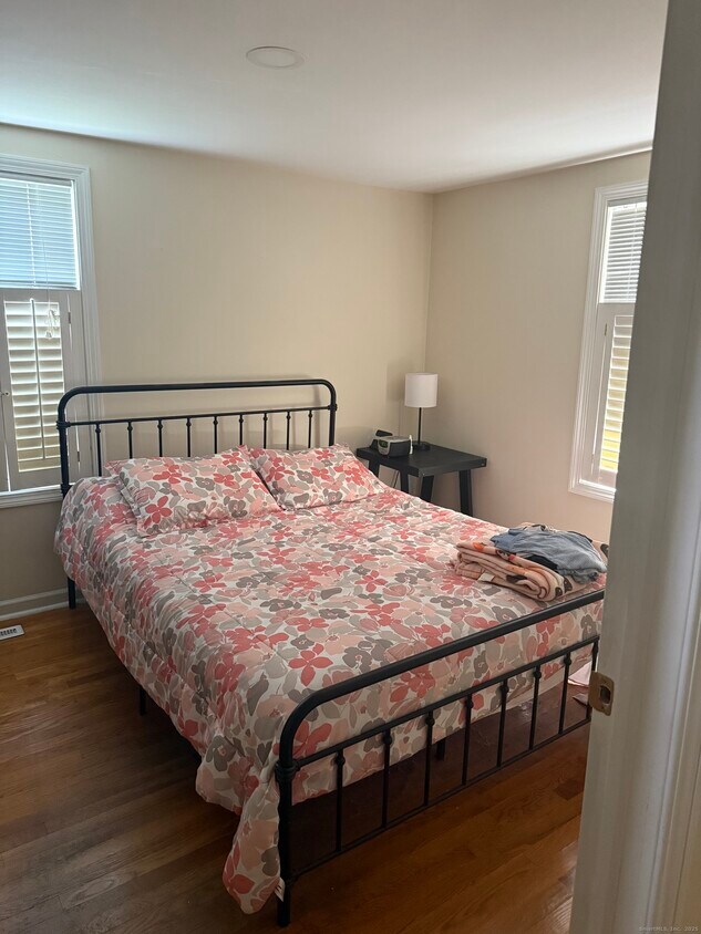 Foto del edificio - 1347 E Main St