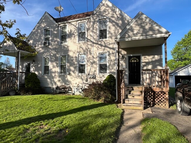 Building Photo - 962 Johnson St