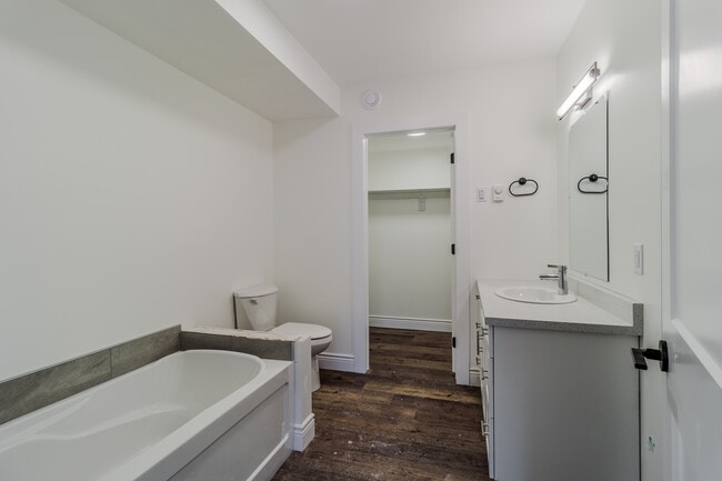 Building Photo - Apartment for Rent