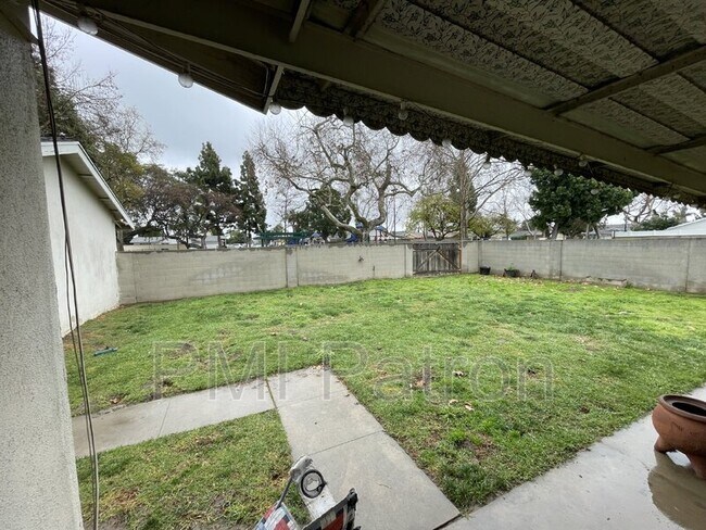 Foto del edificio - 6612 Cerritos Ave