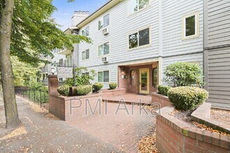 Building Photo - 9800 Roosevelt Way NE