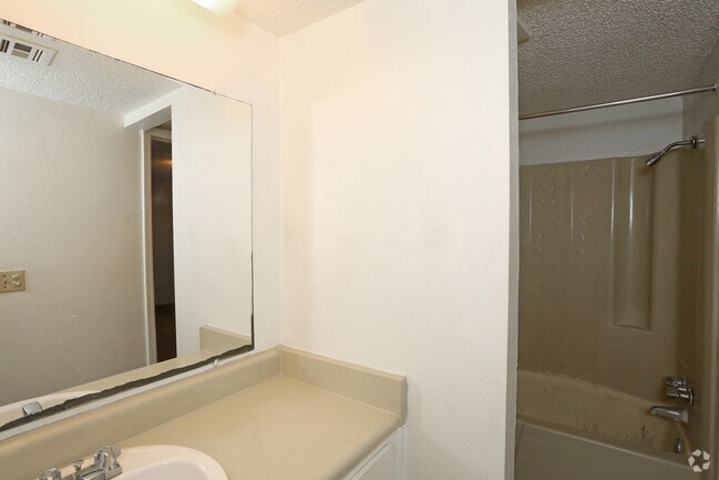 1BR, 1BA - 984SF - Bathroom - Glen Apartments