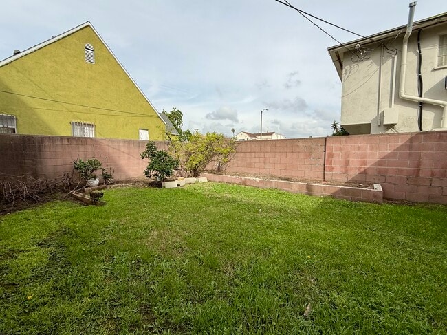Shared back yard - 1807 S Redondo Blvd