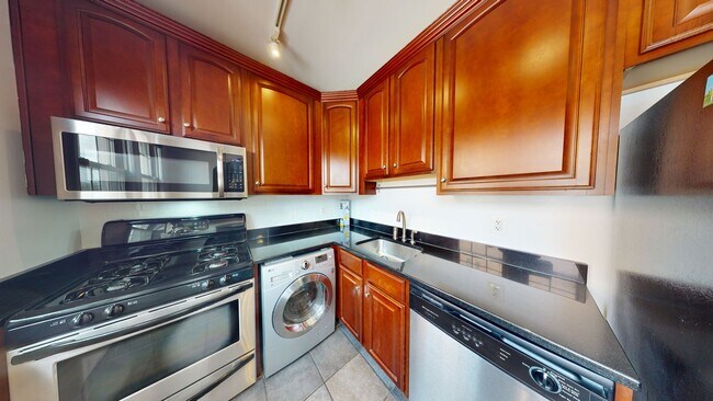 Foto del edificio - *ONE MONTH'S RENT FREE* Top Floor Updated ...