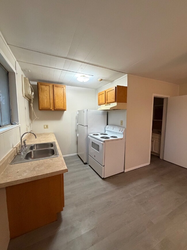 Building Photo - Studio near Forsyth’s Shadow Rock Park