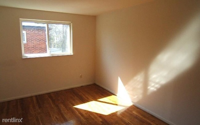 Building Photo - 3 br, 1 bath Townhome - 1300 Burr Ave