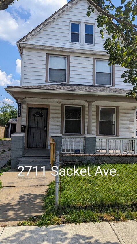 Foto principal - 2711 Sackett Ave