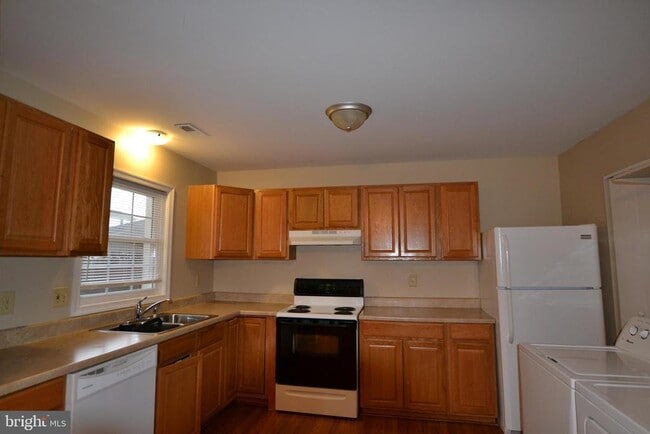 Building Photo - 619 4th St