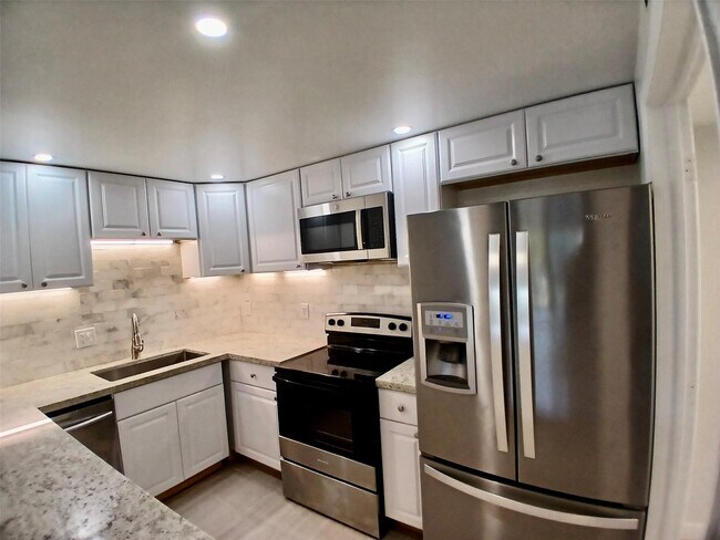 Building Photo - 4164 Inverrary Dr