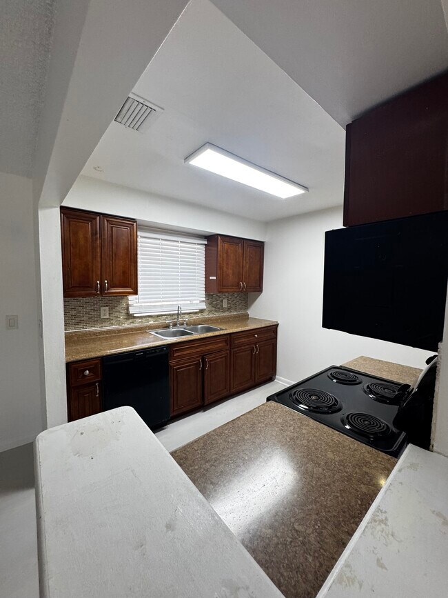 Foto del edificio - 380 W 22nd Ct