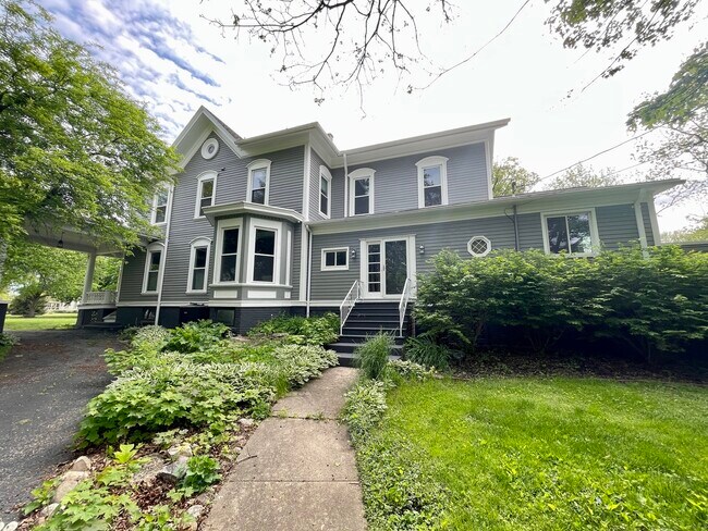 Building Photo - 612 E Peru St