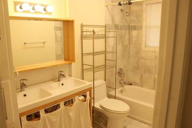 Building Photo - 2713 St Edwards Cir