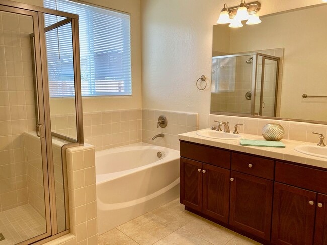 Building Photo - $2,295 Bullard & Leonard, Charming 3 Bedroom - La Canada Ave, Clovis