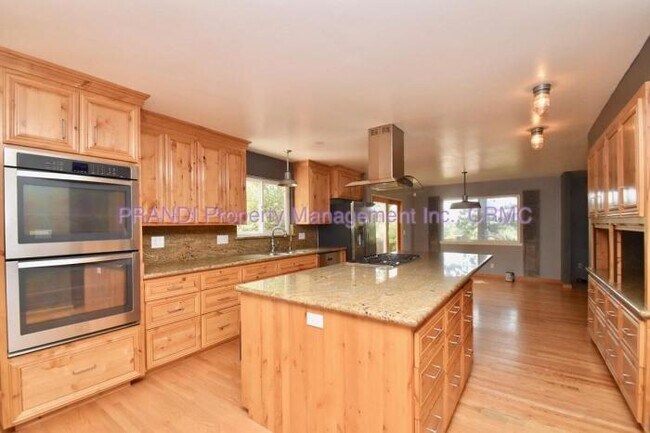 Foto del edificio - 4 bedroom in San Rafael CA 94901