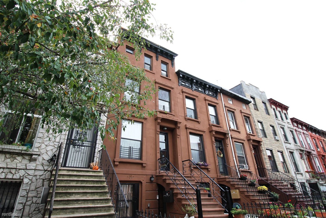 Primary Photo - 556 Monroe St
