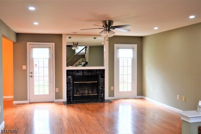 Building Photo - 102 Porter Way E