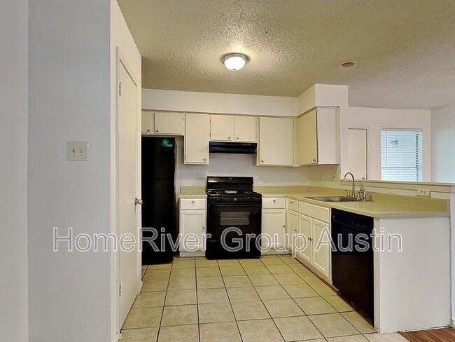 Building Photo - 9900 Roxanna Dr