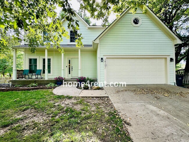 Foto del edificio - Blue Valley Schools w/ Wood Floors, Finished Basement and a Peaceful, Private Fenced Yard!