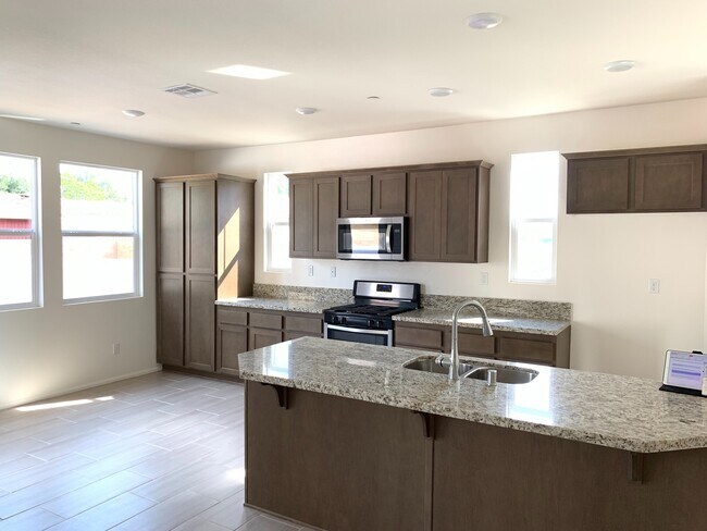 Foto del edificio - Beautiful 3 Bedrooms, 2.5 Bathrooms Single...