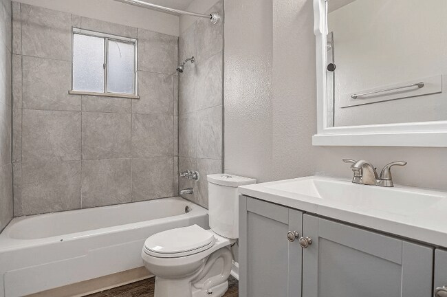 Foto del edificio - 4215 Loomis Ave