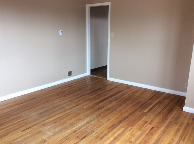 Building Photo - 11 4th St E