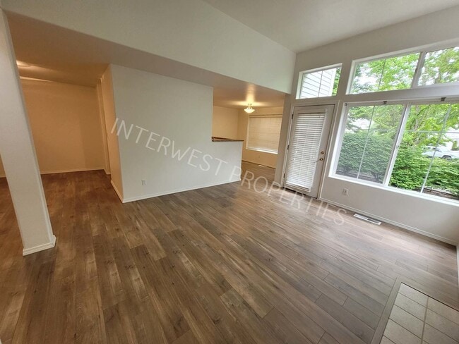 Building Photo - Beaverton 3 Bed 2.5ba Beautiful 2 Story Co...