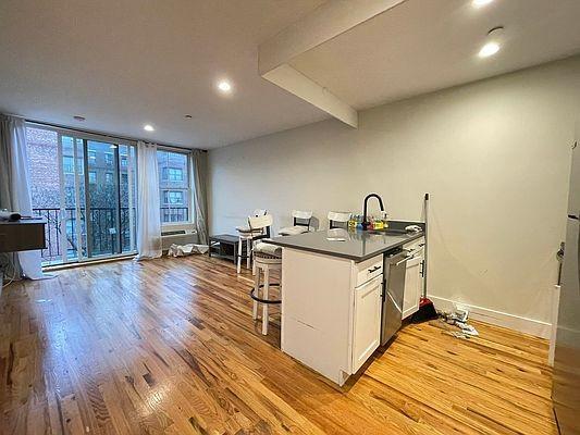 Foto del edificio - 3 bedroom in Bronx NY 10468