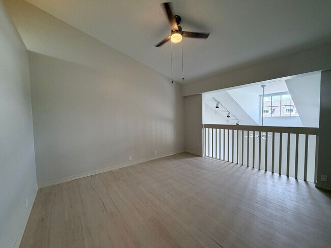 Foto del edificio - Beautiful Remodeled Townhome
