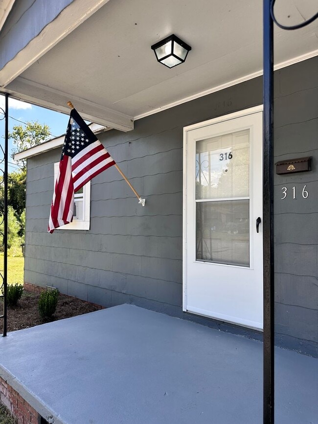 Building Photo - Exclusively Offered By Muse Realty Rentals...