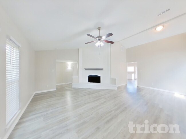 Building Photo - 496 Justice Dr