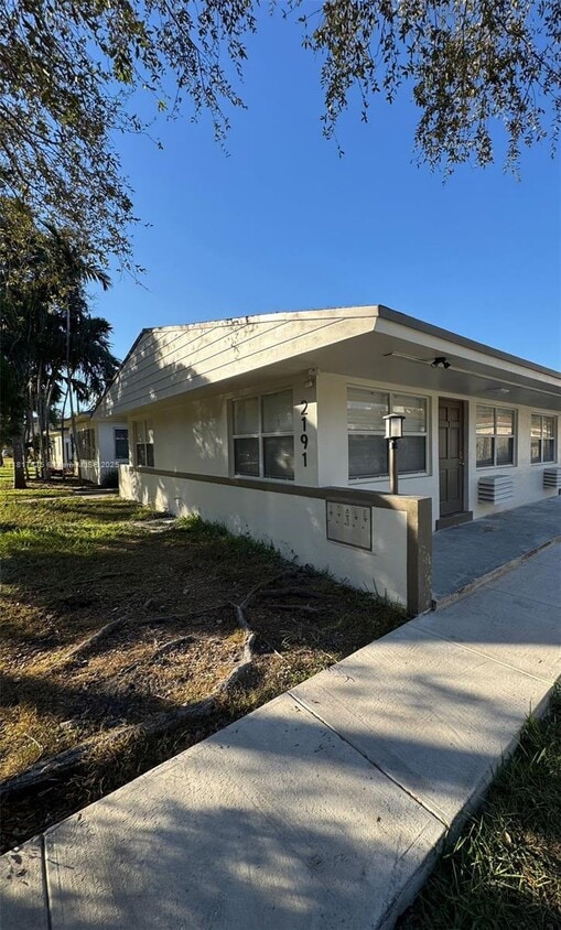 Foto principal - 2191 NE 167th St