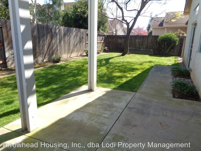 Building Photo - 722 Evergreen Dr