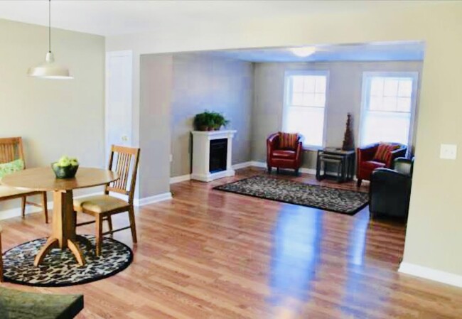 Living room/dining room - 208 N Main St